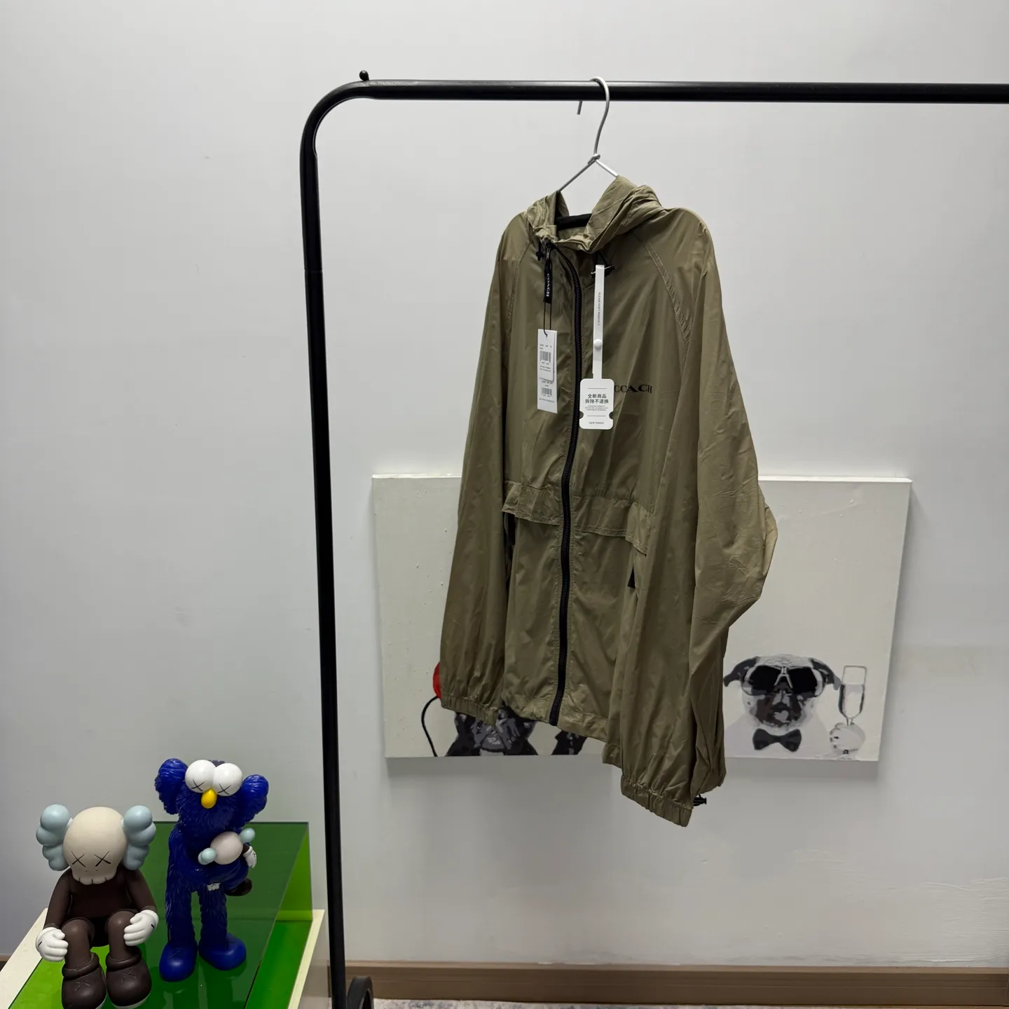COACH solid color hooded lightweight outdoor men's jacket is a super lightweight sun protection jacket. The whole piece of clothing only weighs 3 grams. The upper body is as thin as a cicada's wings. The entire fabric is soft and has excellent skin fit. The upper body has a cool feeling, so even in the hot summer, it will not feel sticky or uncomfortable. The trading company ships the cabinets from the same fabric. There are only a few hundred pieces in this batch, so they are high quality. The fabric is a dark plaid fabric with a dark luster and texture. With a certain water-repellent design, it can well meet the needs of various scenes, whether commuting or outdoors. The zipper with Koujia letters is very smooth no matter how you pull it. The three-dimensional cut and split version makes the upper body very energetic, and the back is a separate version, which can better wick away sweat and ventilate. The Khaki color is casual Versatile, no matter how you wear it, you can't go wrong. The shopkeeper keeps the money for himself, no more misses. Absolutely good stuff! 🤗🤗🤗 Color: Khaki Size: M-XXL Size M: Length 69CM, bust 124CM, shoulder sleeves 79CM (reference weight: 115-135 catties) L size: length 71CM, bust 128CM, shoulder sleeves 81CM (reference weight: 135-150 catties) XL size: length 73CM, bust 132CM Shoulder sleeves 83CM (reference weight: 150-165 catties) XXL size: length 75CM, bust 136CM shoulder sleeves 85CM (reference weight: 165-180 catties)